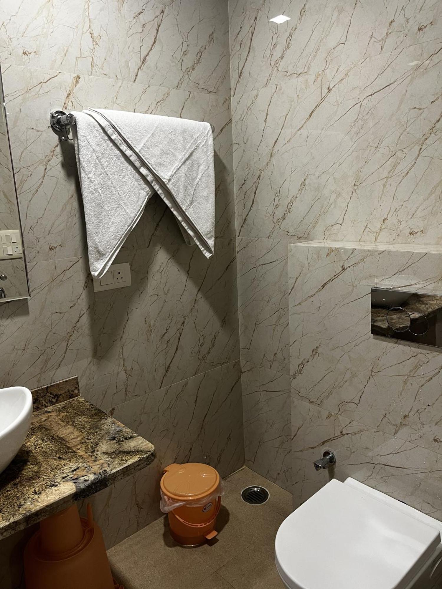 Roomquet Comfort Inn Allāhābād Junction Екстериор снимка