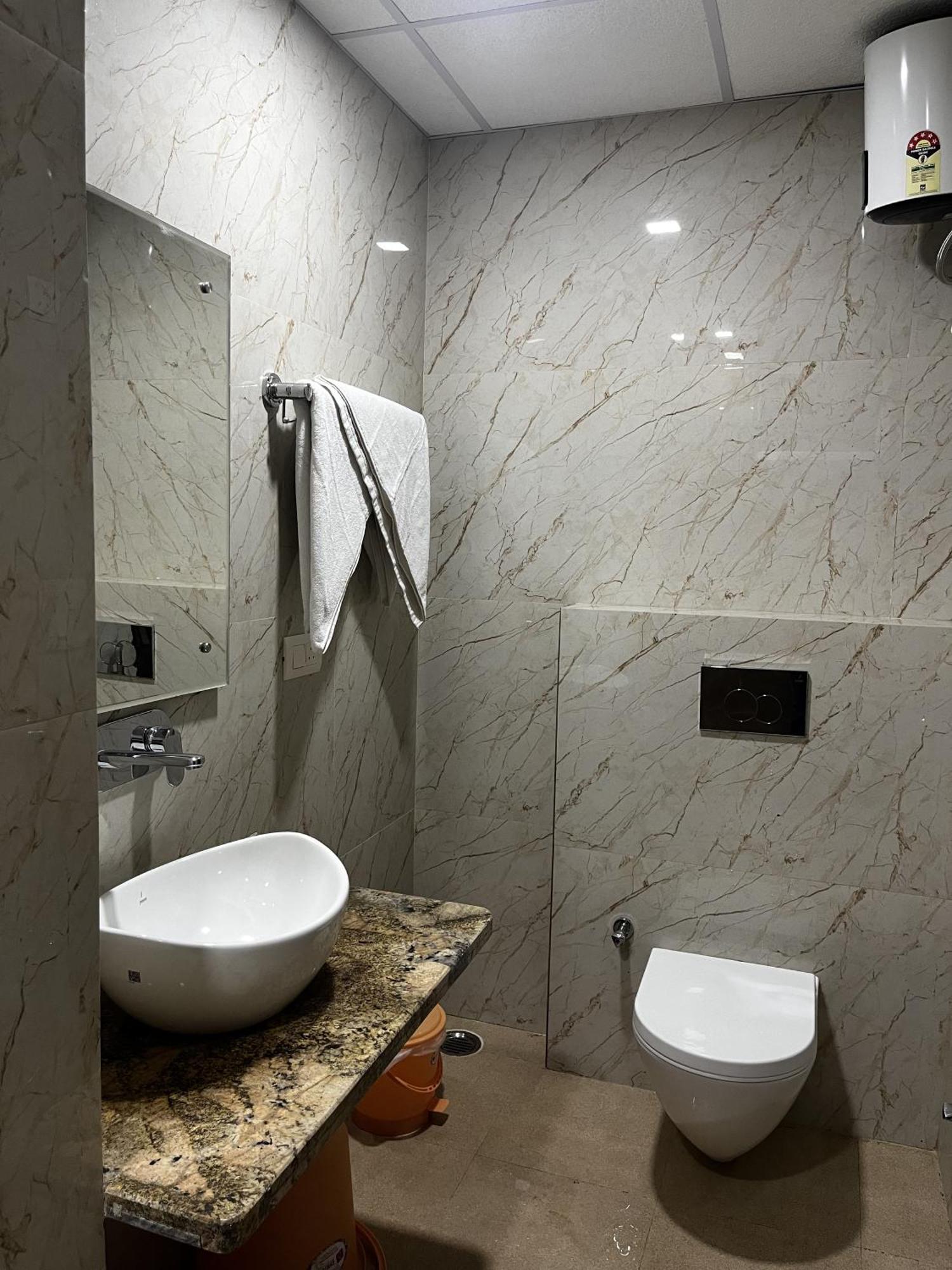 Roomquet Comfort Inn Allāhābād Junction Екстериор снимка