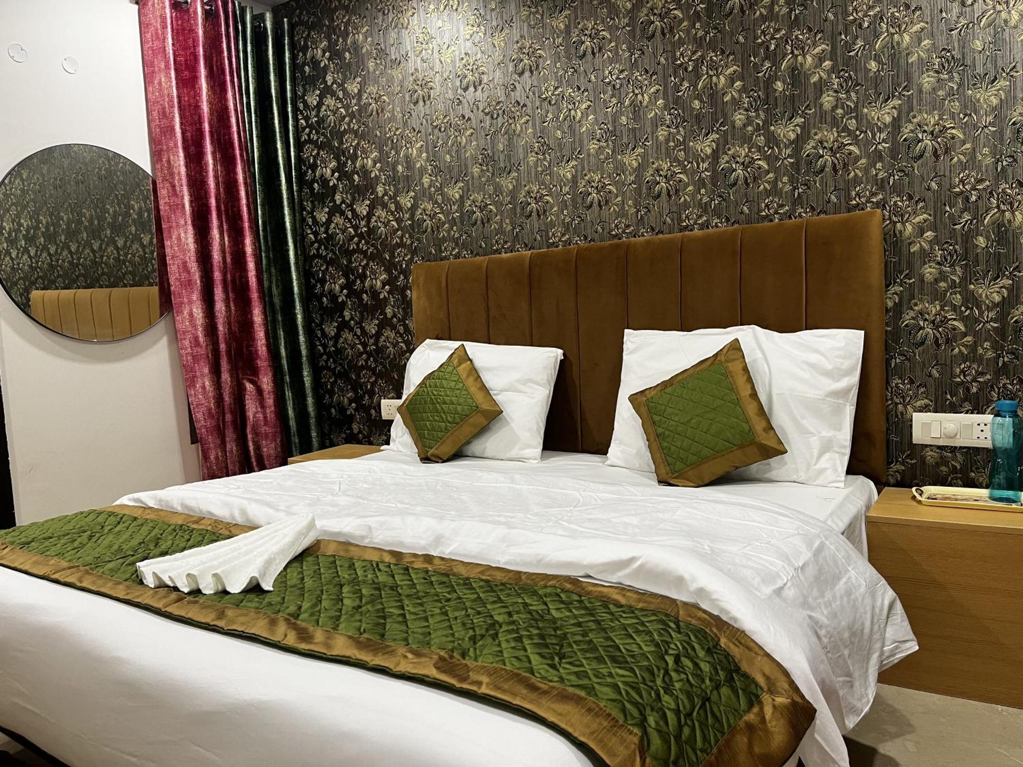 Roomquet Comfort Inn Allāhābād Junction Екстериор снимка